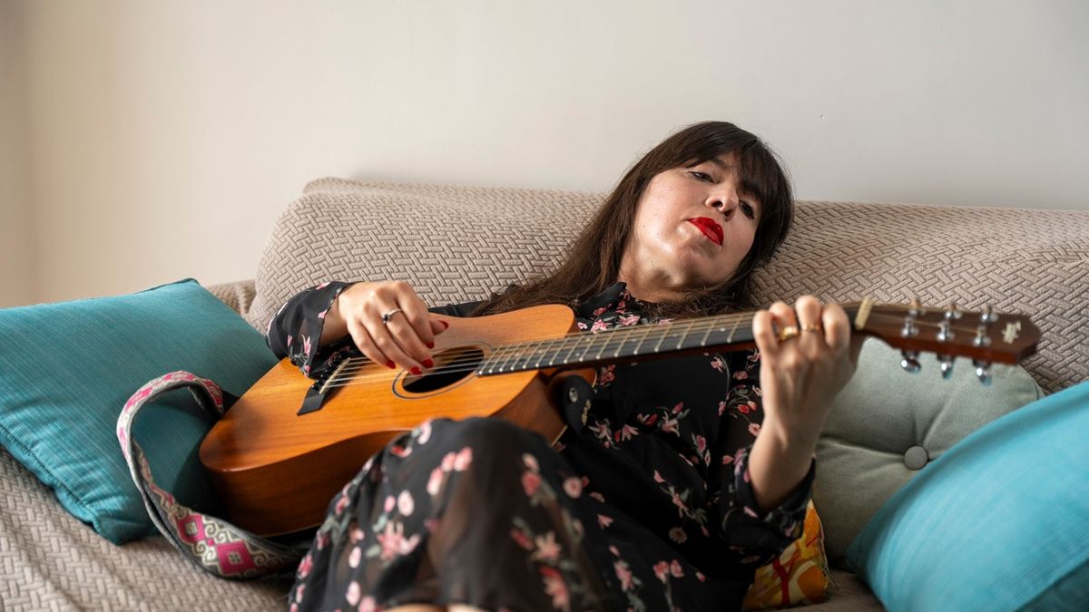 Desde su adolescencia, la guitarra va con ella en cada momento de su vida. Desde su adolescencia, la guitarra va con ella en cada momento de su vida.