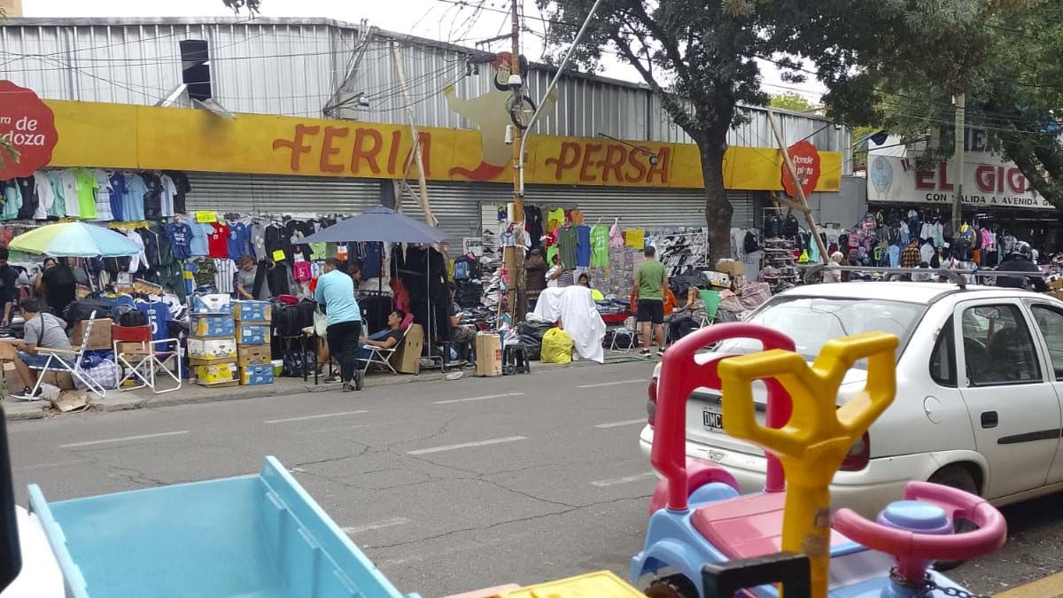 Los 80 locales del Persa de Mendoza quedaron completamente destruidos. No se salvó nada. Muchos de sus feriantes venden sus productos en la calle General Paz.