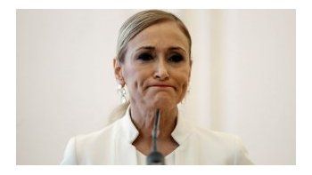 Renunció la presidenta regional de Madrid acorralada por escándalos