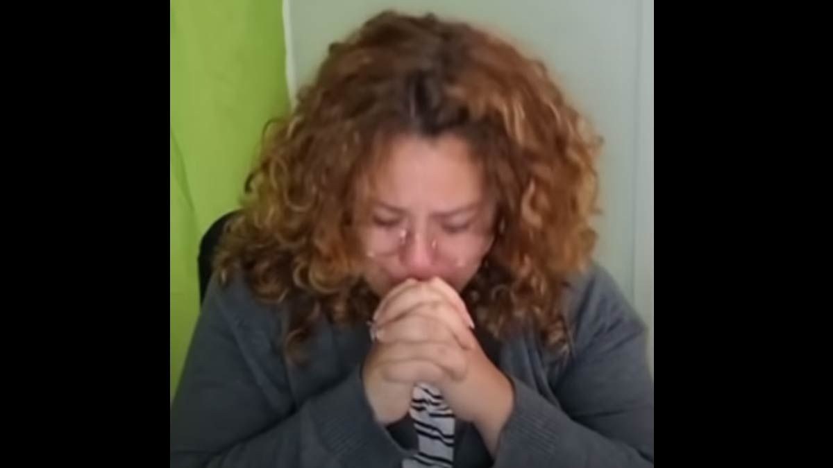 Esta maestra llora frente a cámara por el marcado desinterés de sus alumnos.&nbsp;