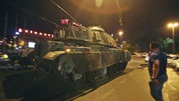 Diecisiete policías muertos durante el intento golpista en Turquía
