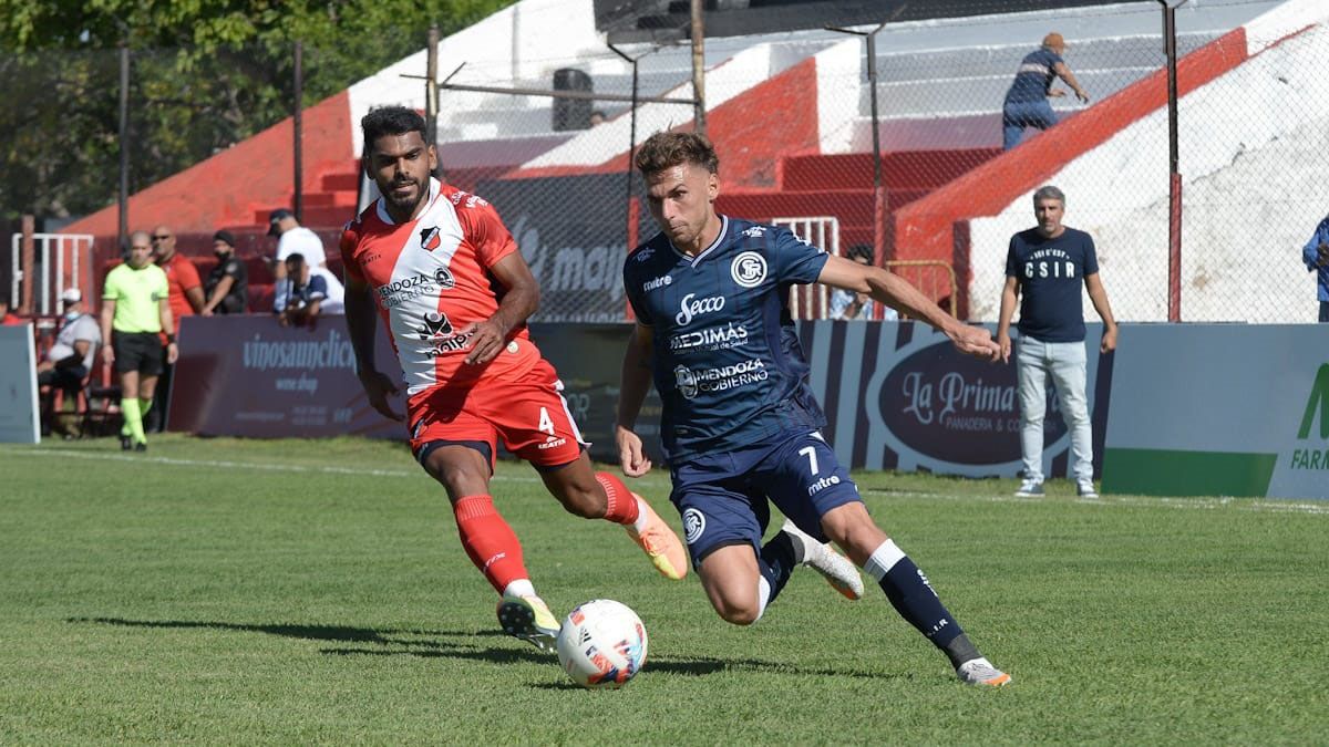 Santiago Moyano marca a Franco Coronel, el jugador de la Lepra que marcó el gol para el equipo de Gómez.