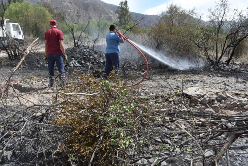 Una quema de basura originó el incendio en El Challao