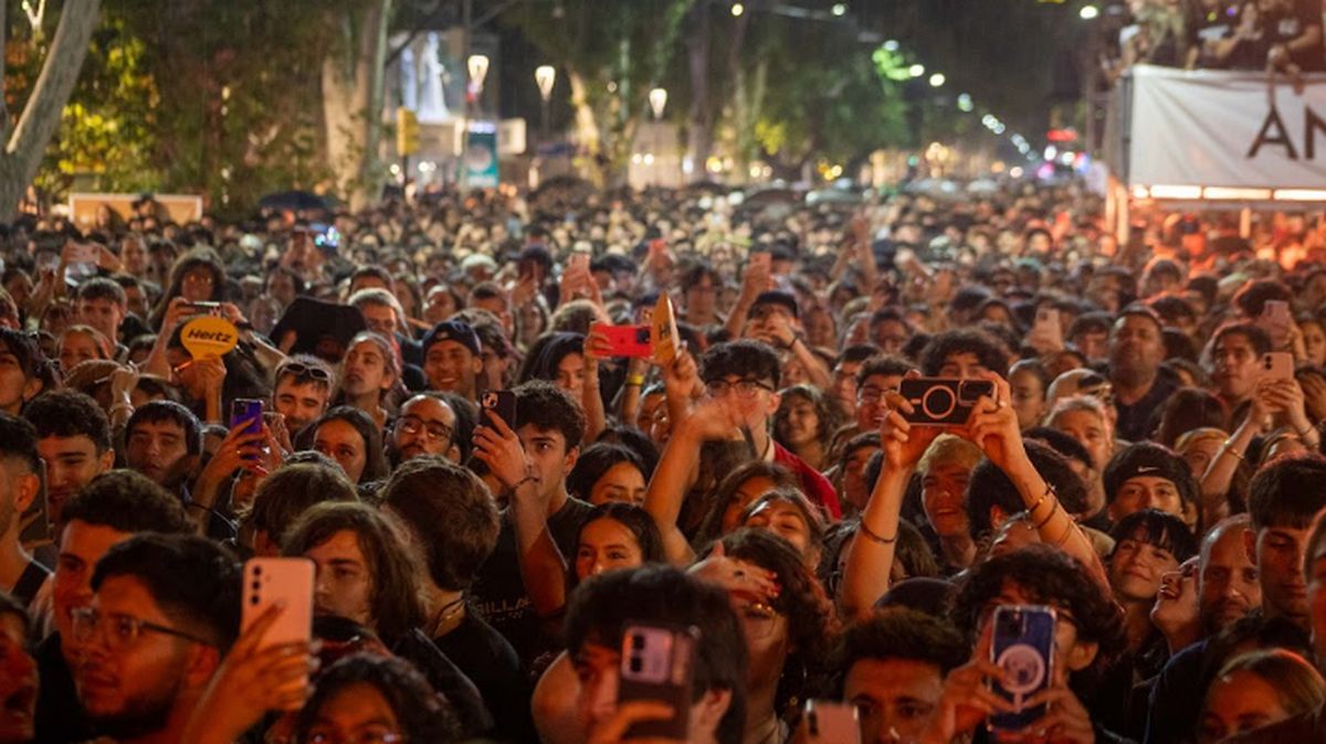 Poco más de 70.000 personas llenaron la calle Arístides para celebrar un nuevo aniversario. Poco más de 70.000 personas llenaron la calle Arístides para celebrar un nuevo aniversario.