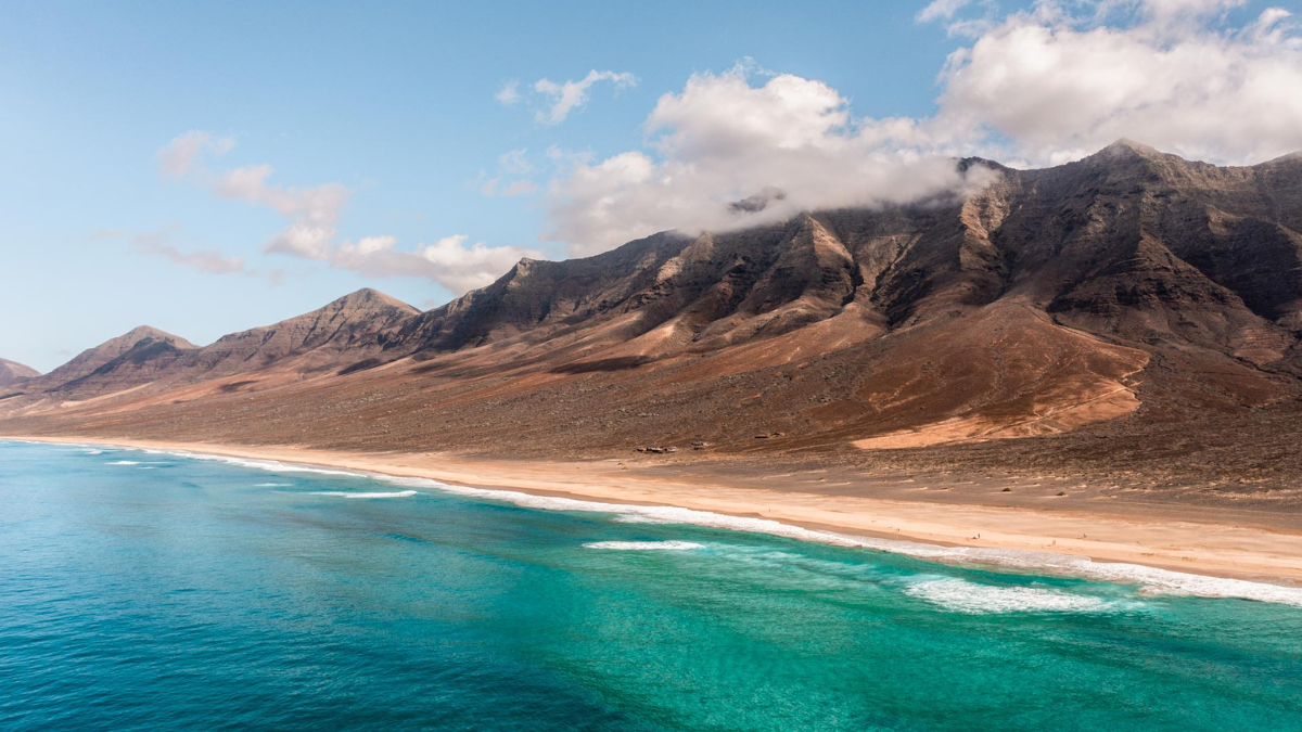 La playa más salvaje con arena rubia y agua turquesa está en las Islas  Canarias