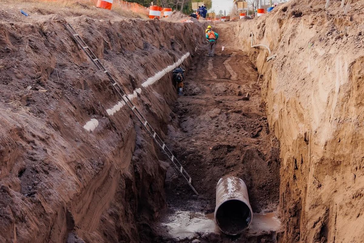 Las obras contemplan la conexión a la red cloacal de miles de hogares de la zona este del departamento, Las obras contemplan la conexión a la red cloacal de miles de hogares de la zona este del departamento,