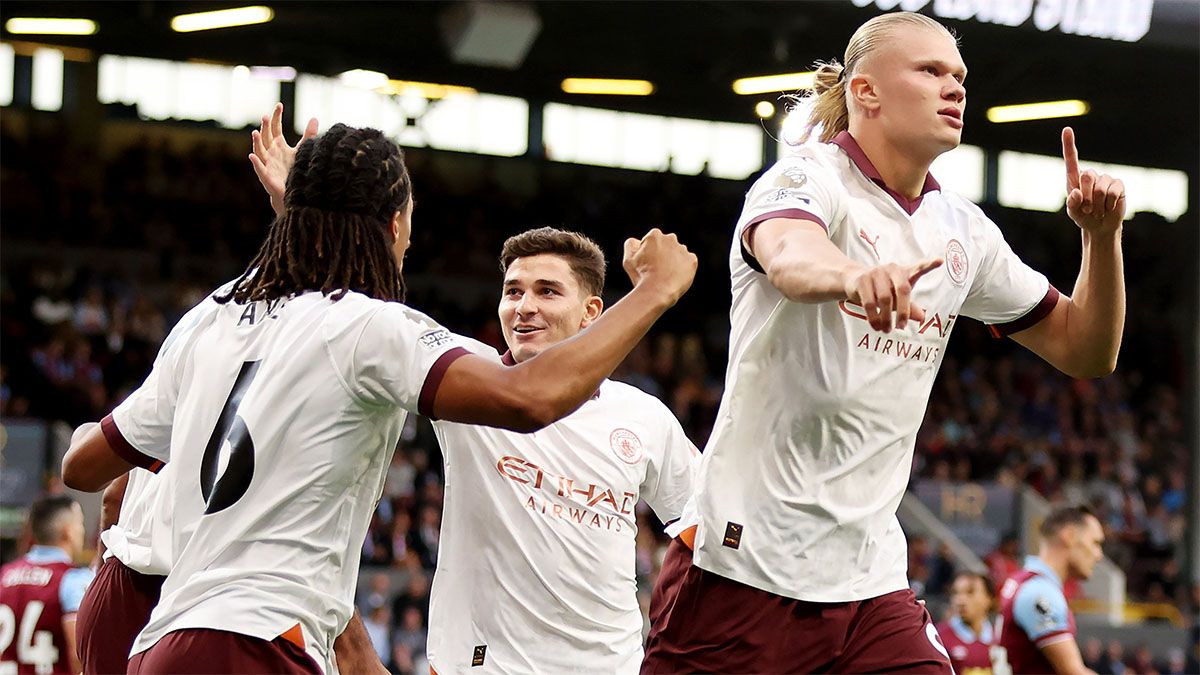 Julián Álvarez festeja el gol que marcó Erling Haaland.