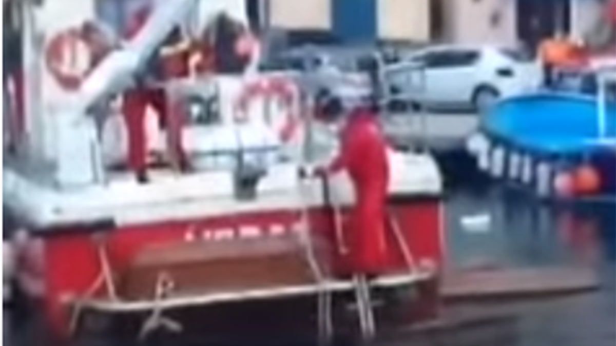 Derrumbe en un cementerio de Italia: la guardia costera tuvo que rescatar los ataúdes.