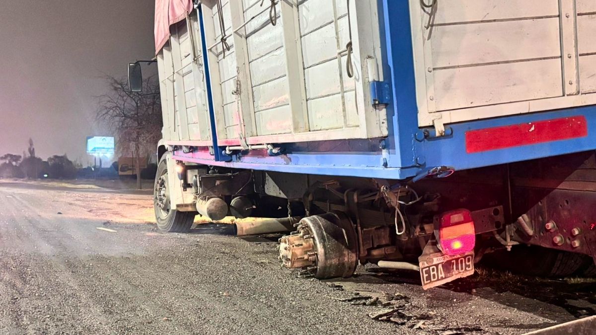 Otro camión sufrió un desperfecto técnico en Acceso Sur y Boedo. Foto: Matías Pascualetti/Radio Nihuil. Otro camión sufrió un desperfecto técnico en Acceso Sur y Boedo. Foto: Matías Pascualetti/Radio Nihuil.