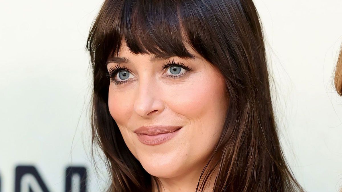 La actriz Dakota Johnson interpreta a Anne Elliot en la película de Netflix.