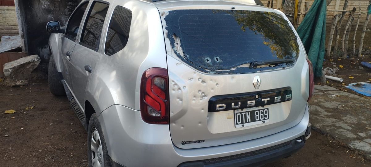 Disparos con balas de goma de la policía que impactaron en la puerta del baúl. Disparos con balas de goma de la policía que impactaron en la puerta del baúl.