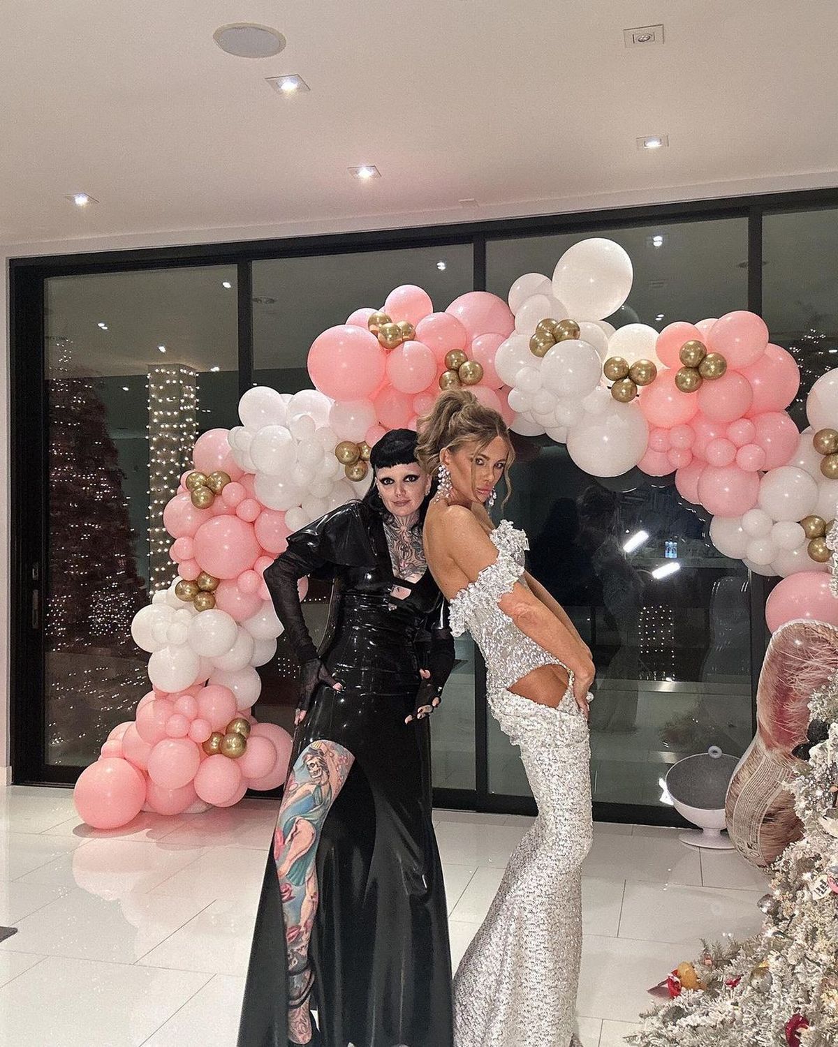 Kate Beckinsale confirma que es la reina de los ultra recortes al ras y paraliza el shiny. Kate Beckinsale confirma que es la reina de los ultra recortes al ras y paraliza el shiny.