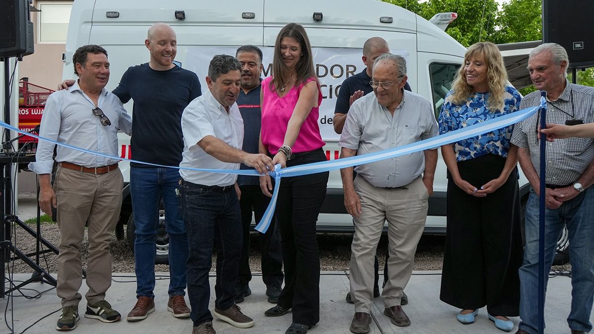 Gabriela Alé, al centro, corta la cinta con Carlos Gómez, presidente de los Bomberos Voluntarios de Luján. Atrás, Esteban Allasino, intendente de Luján junto a autoridades intervinientes.