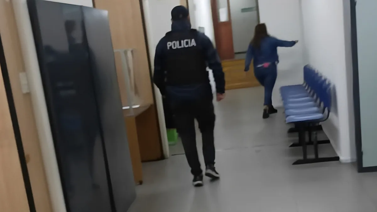 Un momento del allanamiento judicial en la comuna de Las Heras. Un momento del allanamiento judicial en la comuna de Las Heras.