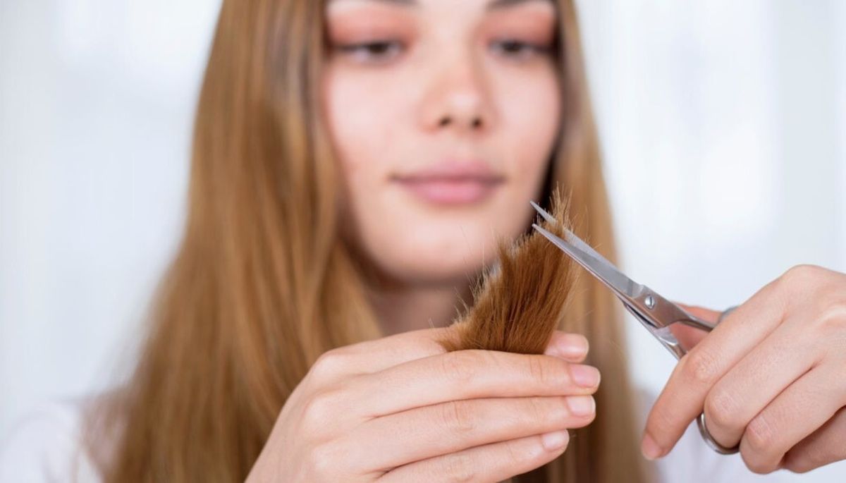 Puedes cortar el pelo tú misma en casa. Imagen: Freepik