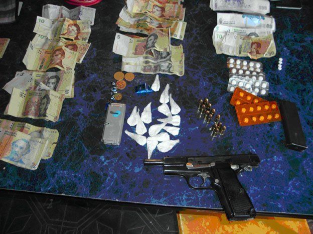 Arrestaron a diez personas en Las Heras y secuestraron armas y drogas