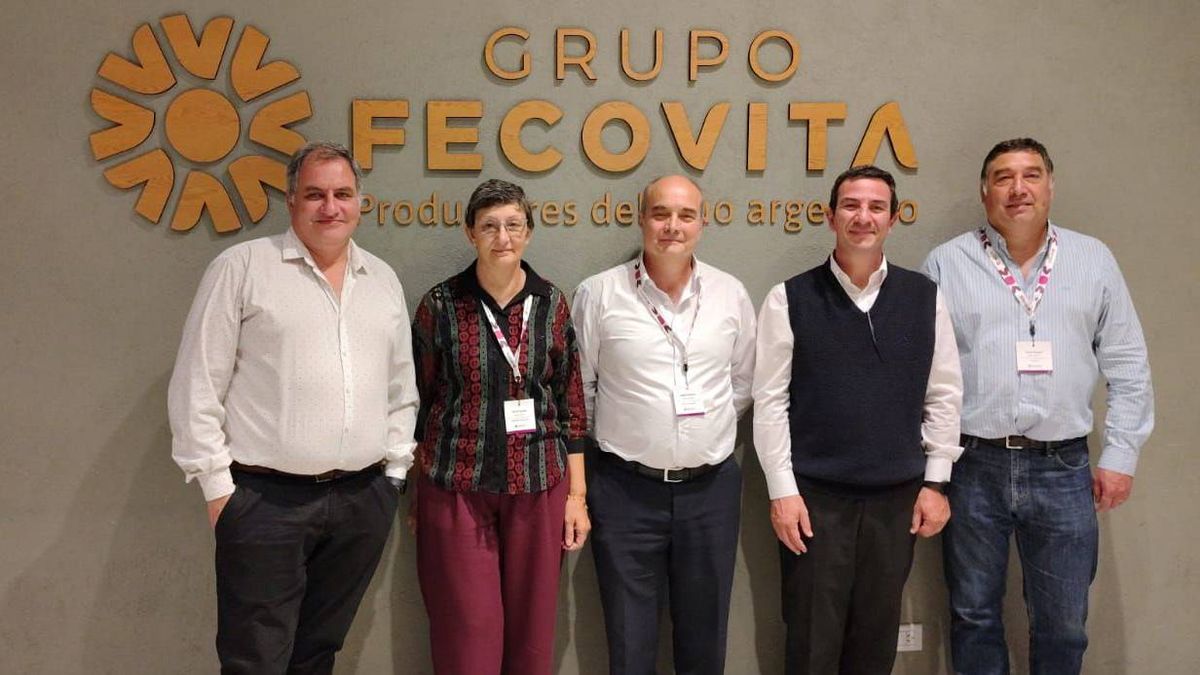 Rubén Panella (en el centro), junto a sus compañeros de la Comisión Directiva de Fecovita, reelectos por unanimidad.