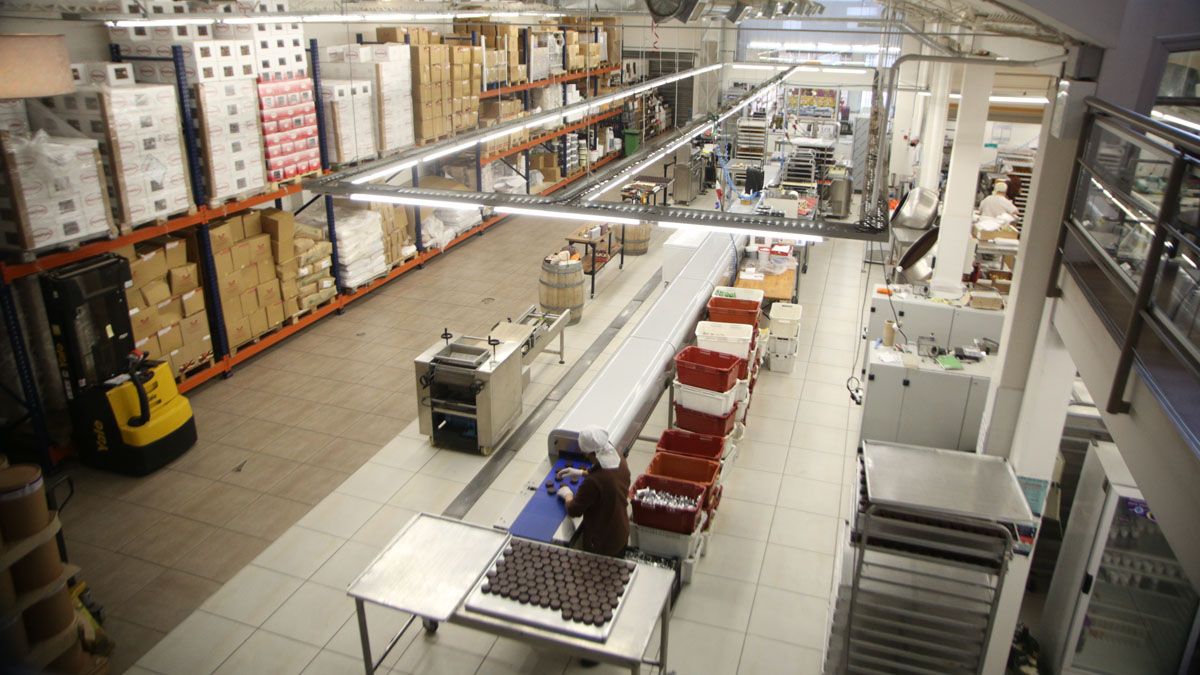 Vista general de una fábrica de chocolate en Mendoza. Foto: Fernando Martinez.