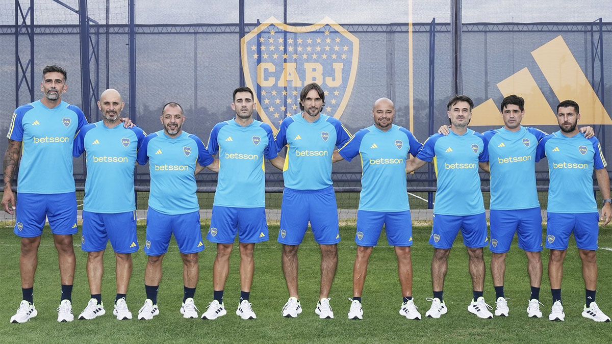 Diego Martínez y su cuerpo técnico de Boca.
