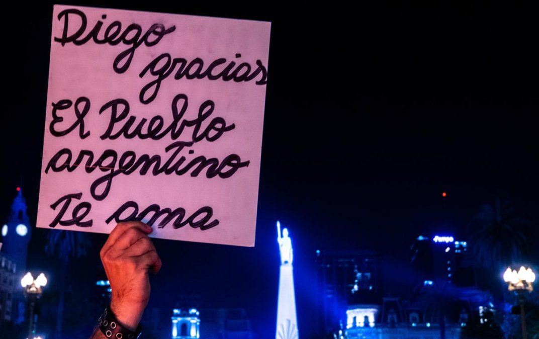 Masiva vigilia para despedir a Maradona