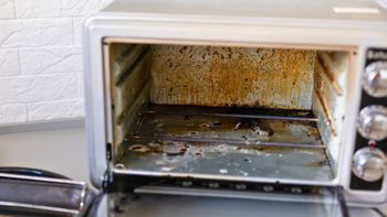 Cómo limpiar la grasa amarilla pegada en el fondo del horno