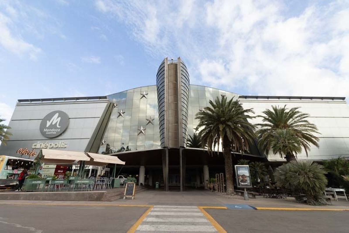 Mendoza Shopping transforma la propuesta, mejorando la experiencia de los clientes y sumando una opción de entretenimiento. Mendoza Shopping transforma la propuesta, mejorando la experiencia de los clientes y sumando una opción de entretenimiento.