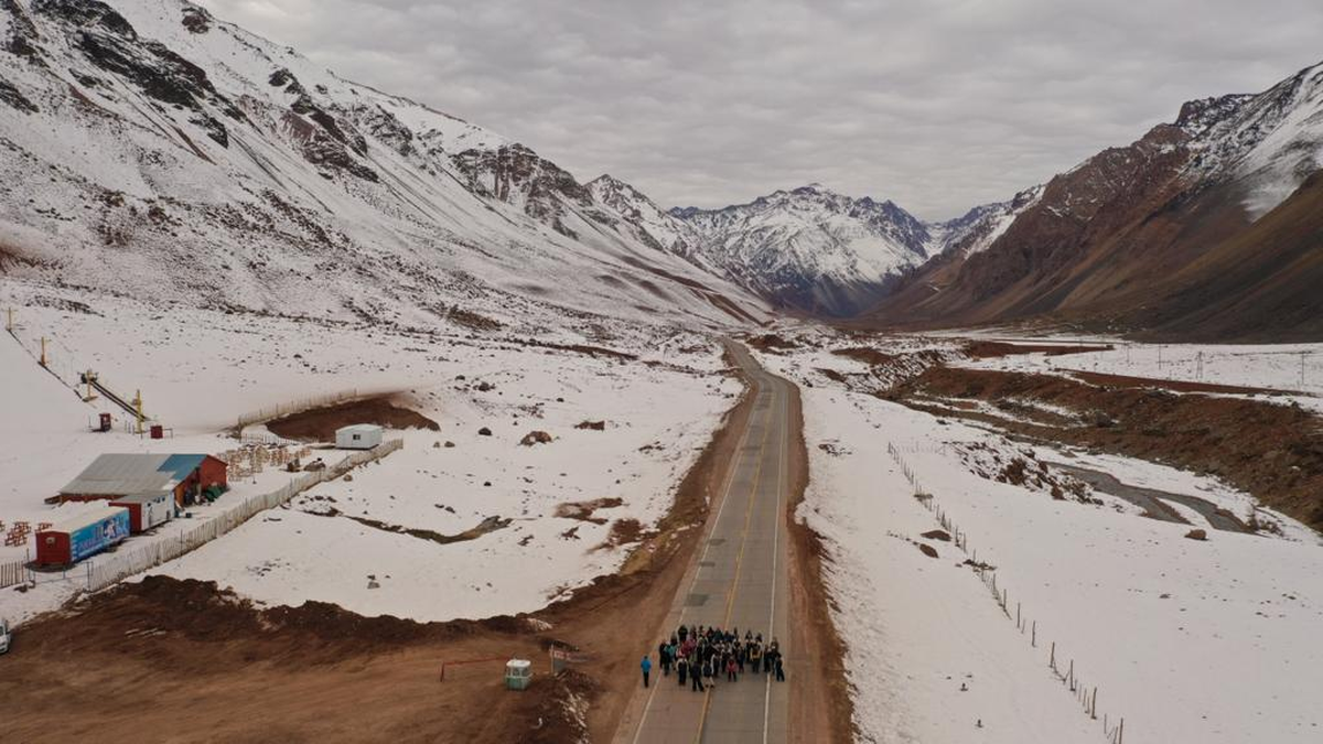 El imponente paisaje de montaña en Los Puquios, que abrió sin visitantes por las restricciones para circular.