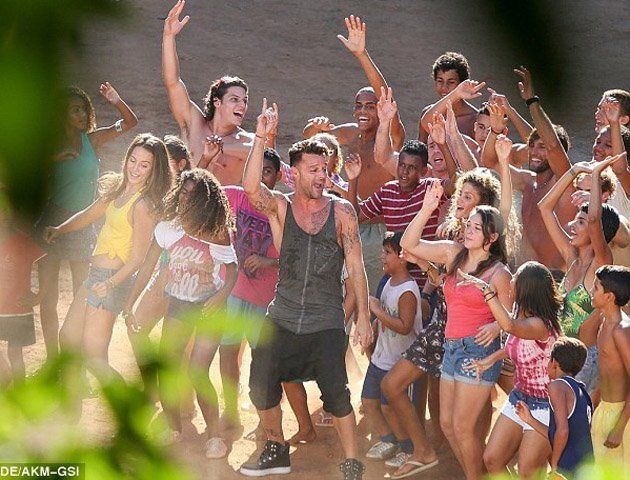 Ricky Martin presentó el tema del Mundial con un sensual video en las playas de Brasil