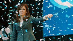 Cristina Fernández de Kirchner se convierte en la primera mujer elegida Presidente de la Nación.