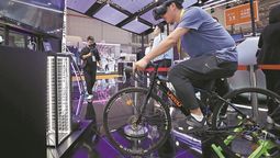 Un representante de un expositor prueba una bicicleta con tecnología de realidad virtual en la sexta Exposición Internacional de Importaciones de China en Shanghai el 5 de noviembre. ZHANG WEI / CHINA DAILY