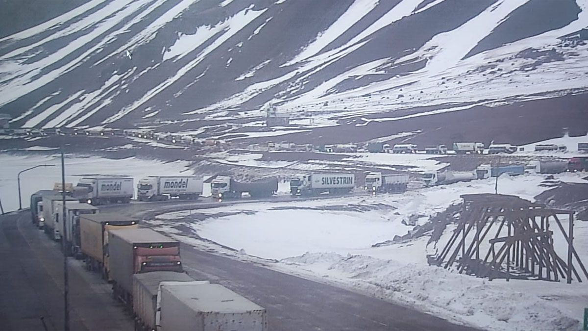 Son más de 4 mil camiones varados en Mendoza a la espera de cruzar hacia Chile por el Paso Cristo Redentor. Imagen ilustrativas. Son más de 4 mil camiones varados en Mendoza a la espera de cruzar hacia Chile por el Paso Cristo Redentor. Imagen ilustrativas.