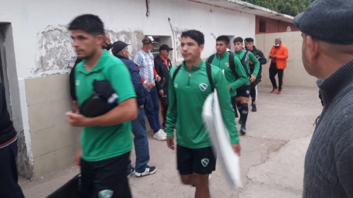 Hubo disparos en la cancha de Huracán Las Heras e hirieron al DT visitante