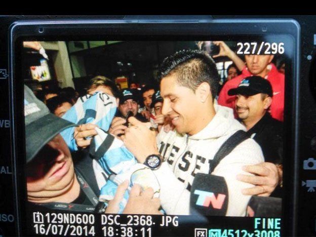 ¡Con el pecho inflado! Enzo Pérez llegó a Mendoza tras ser subcampeón del mundo