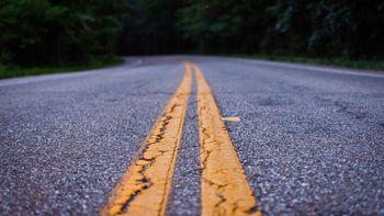 Acertijo solo para genios: ¿dónde hay calles sin vehículos, bosques sin árboles, y ciudades sin casas? Acertijo solo para genios: ¿dónde hay calles sin vehículos, bosques sin árboles, y ciudades sin casas?