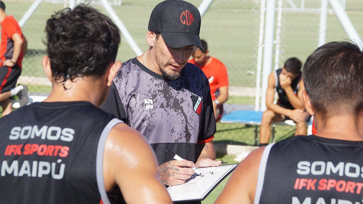 El técnico de Deportivo Maipú, Rubens Sambueza, probó al equipo titular de cara al debut en la Primera Nacional.