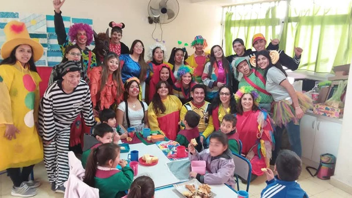 Carmen y sus estudiantes durante uno de los proyectos áulicos. Visitaron un jardín de infantes. Carmen y sus estudiantes durante uno de los proyectos áulicos. Visitaron un jardín de infantes.