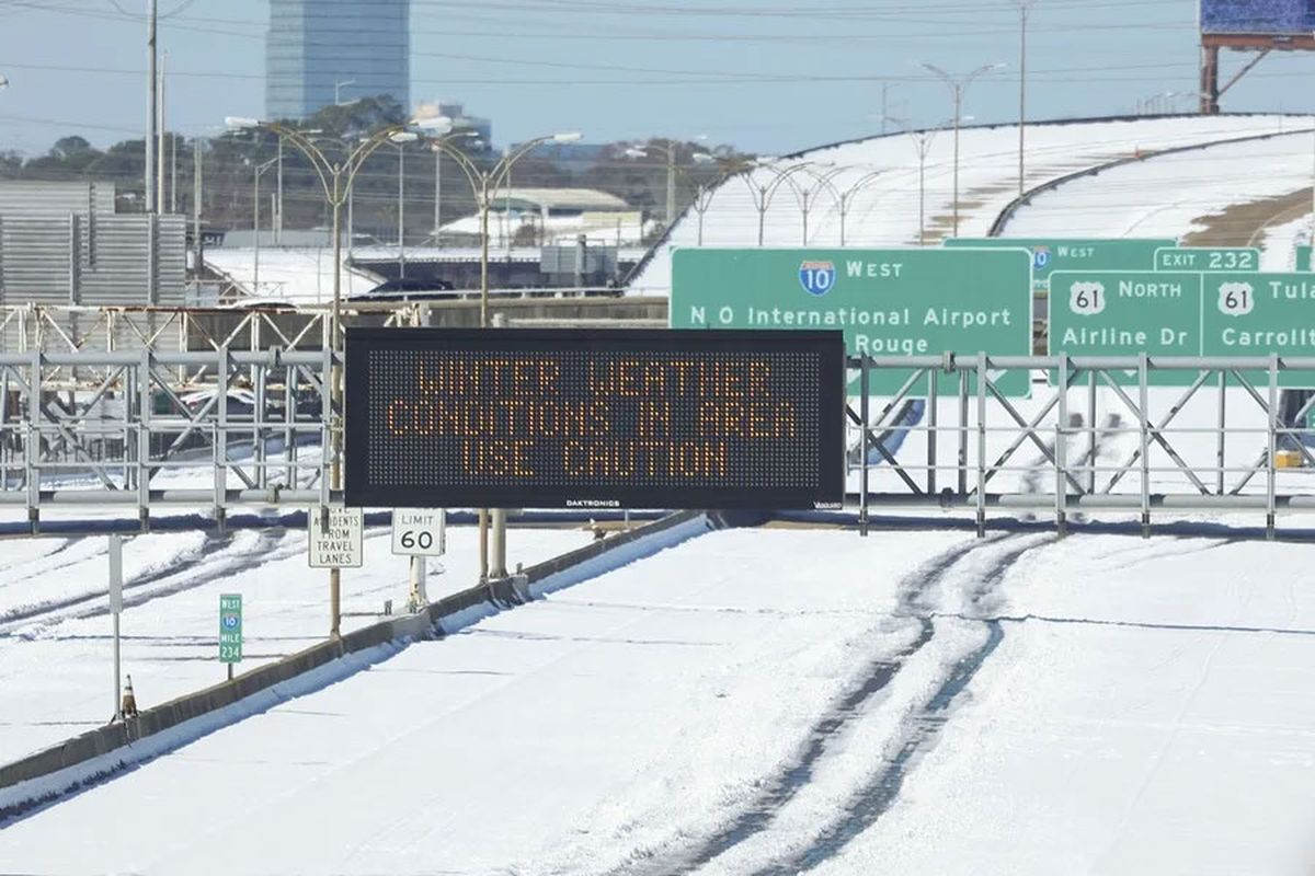 C&oacute;mo la nieve afect&oacute; una v&iacute;a durante una ola de fr&iacute;o en Estados Unidos (Archivo). Cr&eacute;dito: EFE/Derick E. Hingle.