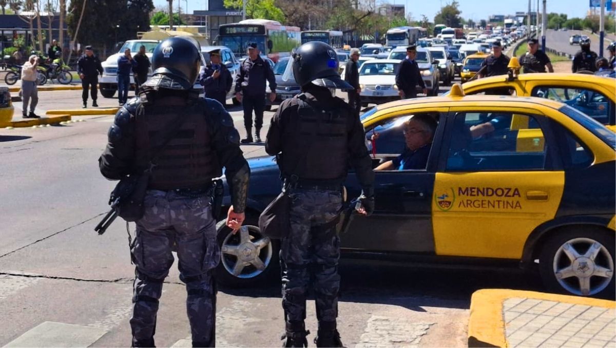 La Policía vigila la protesta de taxis en el Nudo Vial para garantizar la circulación. Fotos: Cristian Morón.