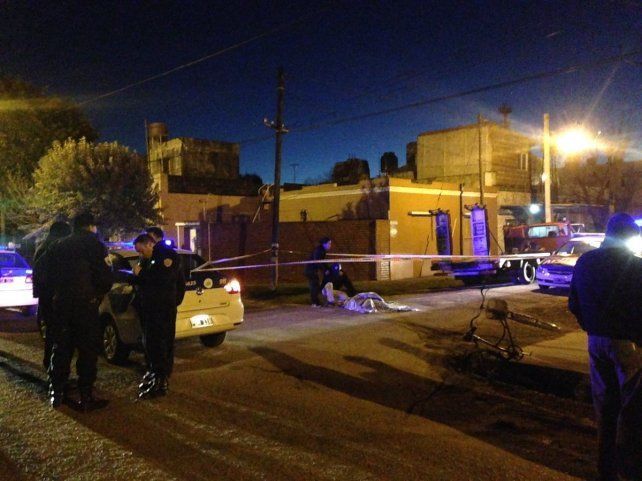 Acompañaba a su esposa a tomar el colectivo y lo mataron de un balazo en barrio Ludueña