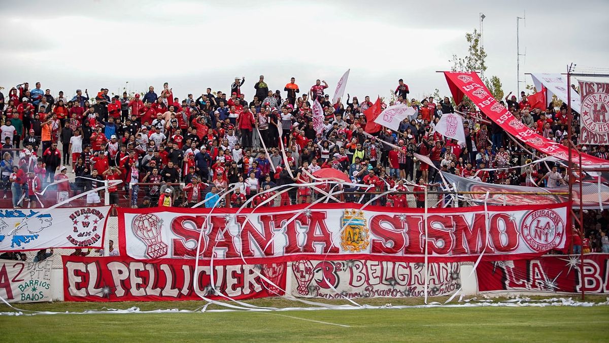 El aguante. Huracán Las Heras tuvo este domingo el habitual e incondicional apoyo de su gente. El aguante. Huracán Las Heras tuvo este domingo el habitual e incondicional apoyo de su gente.
