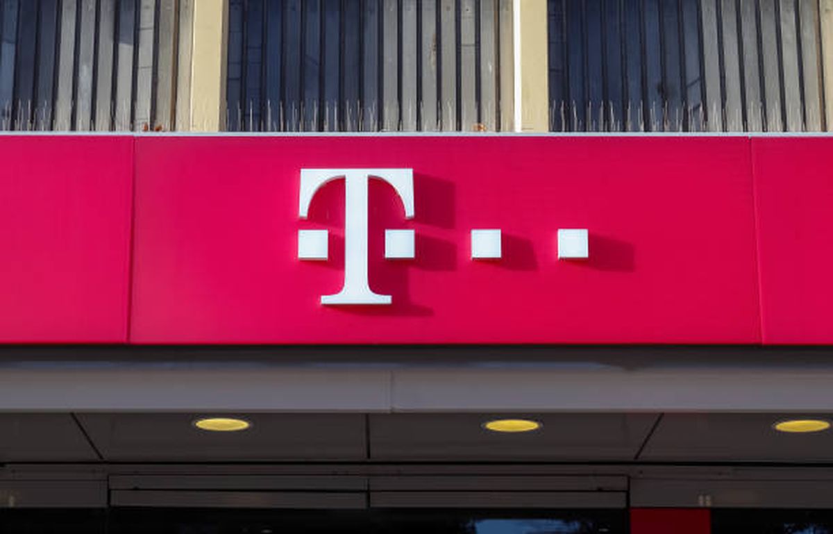 T-Mobile acusó a sus principales competidores de cometer el mismo delito. T-Mobile acusó a sus principales competidores de cometer el mismo delito.