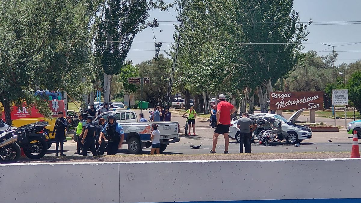 El conductor de la motocicleta murió en el acto. El conductor de la motocicleta murió en el acto.