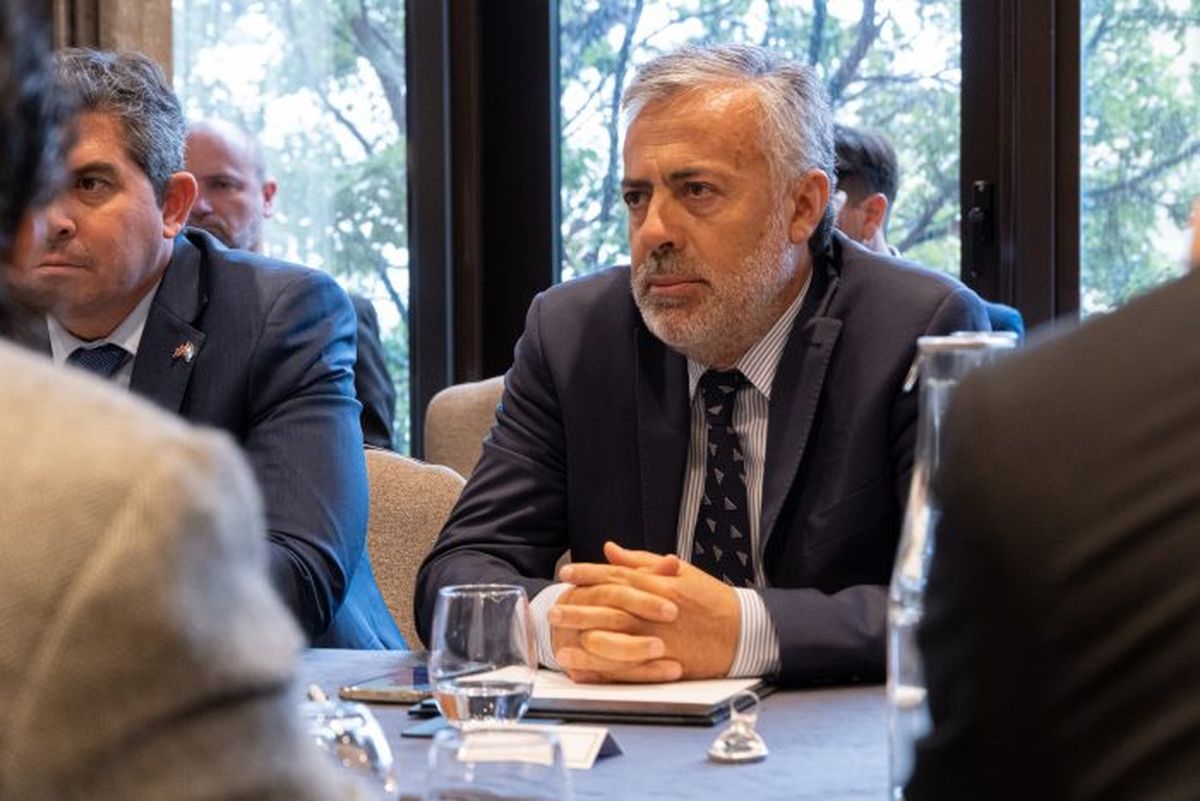 Cornejo está preocupado por la erosión que sufren las principales figuras políticas de los partidos tradicionales