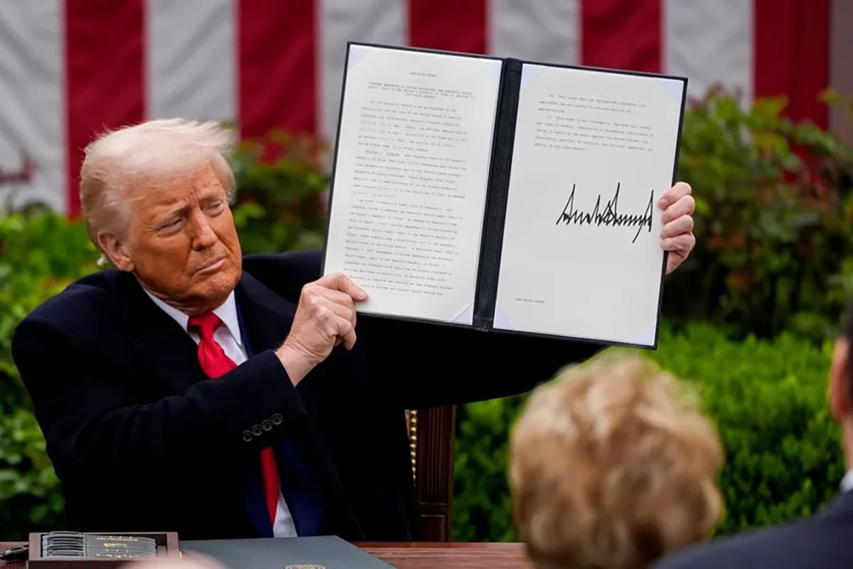 El presidente de Estados Unidos, Donald Trump, sostiene una orden ejecutiva firmada durante un anuncio de aranceles en el Jard&iacute;n de las Rosas de la Casa Blanca en Washington el mi&eacute;rcoles 2 de abril. Cr&eacute;dito: EFE/EPA/Kent Nishimura.