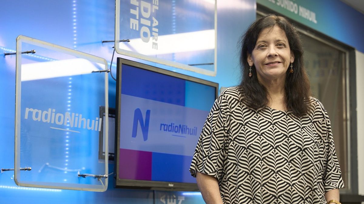 La doctora Iris Aguilar se prueba ante el micrófono para hablar de salud los domingos por Radio Nihuil. La doctora Iris Aguilar se prueba ante el micrófono para hablar de salud los domingos por Radio Nihuil.