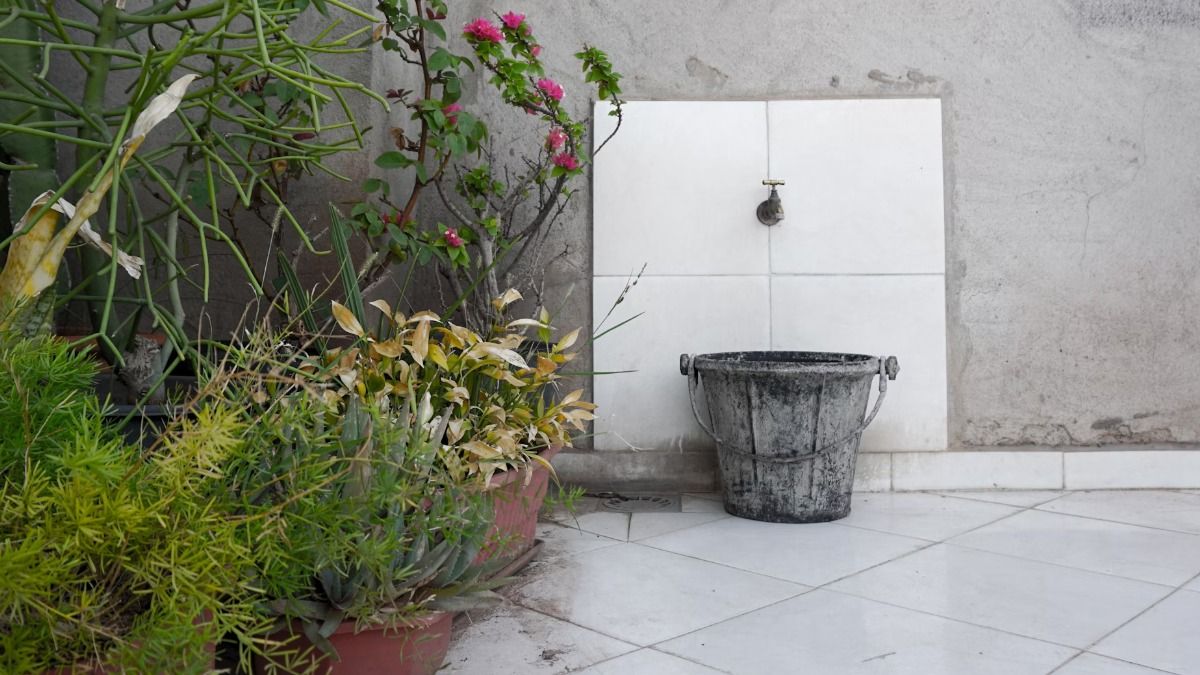 En El Algarrobal casi no hay presión y las familias se las ingenian como pueden. Imagen ilustrativa.