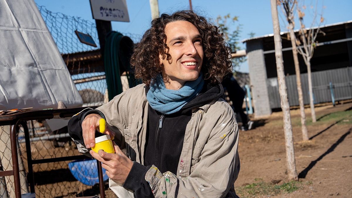 Hijo de Catarina Spinetta y Nahuel Mutti, Benicio es un artista multifacético. Vino a Mendoza a pintar en el refugio de la Fundación Pempa y su intervención fue musicalizada por su novia, la también artista mendocina Catalina Segura.