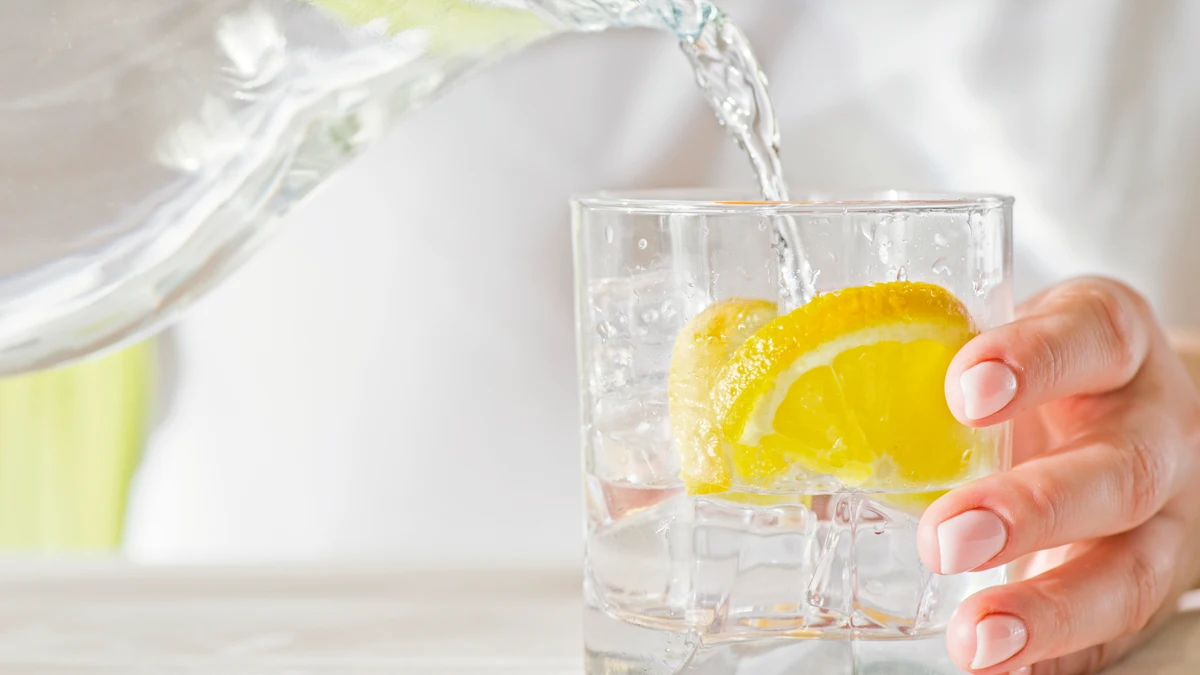 Beneficio de tomar agua con limón en ayunas. Beneficio de tomar agua con limón en ayunas.