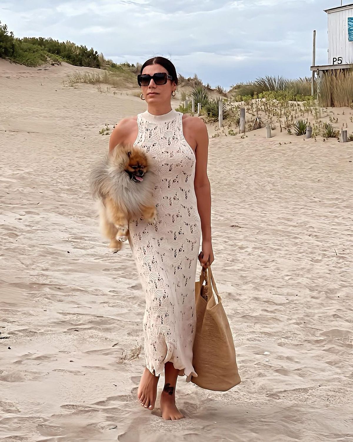 Florencia de la V paraliza las playas con su look off-white: vestido ceñido, transparencias y más.