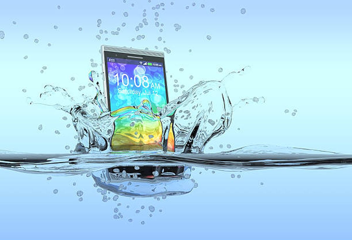 Este es el truco que debes hacer si tu teléfono se cae al agua. Este es el truco que debes hacer si tu teléfono se cae al agua.